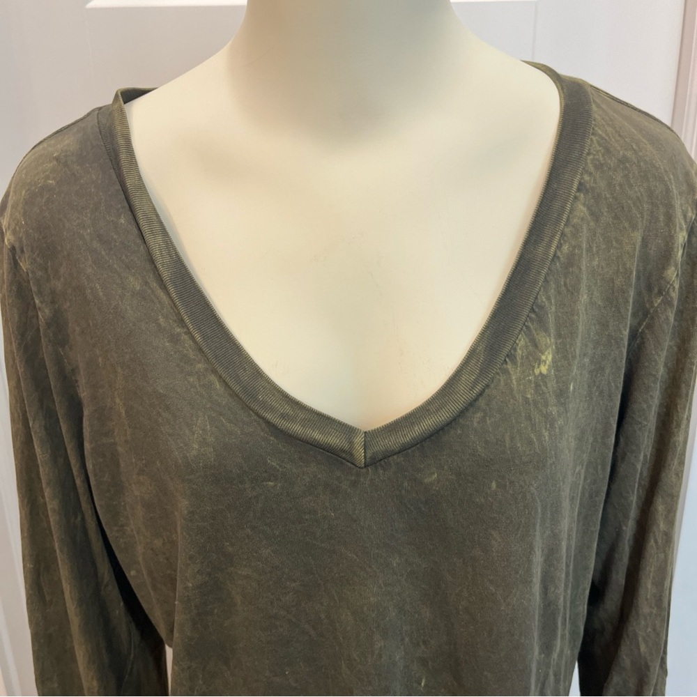LA Teez Women’s Solid Green Distressed Top V Neck Size 2XL Long Sleeve Grunge - Picture 2 of 8